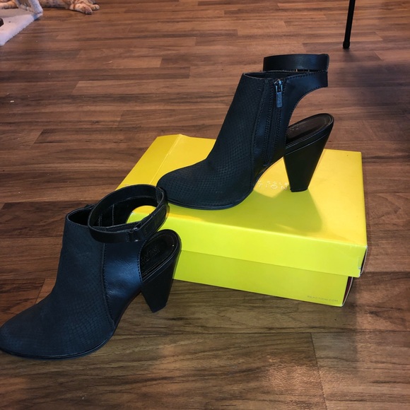 Kenneth Cole Reaction- Peg Rest Bootie - Picture 1 of 5